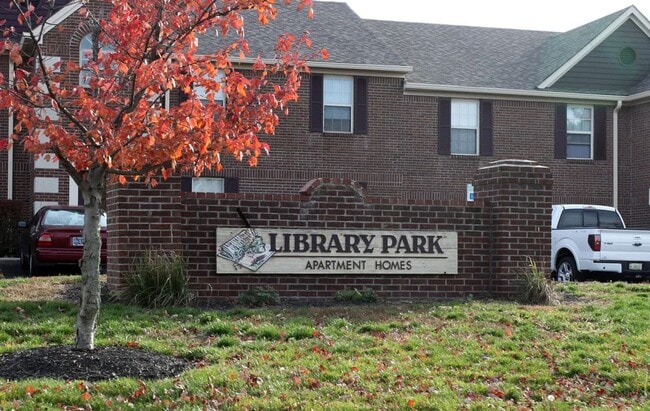 Library Park in Greenwood, IN - Foto de edificio - Building Photo