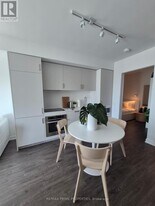 88 Queen St E in Toronto, ON - Building Photo