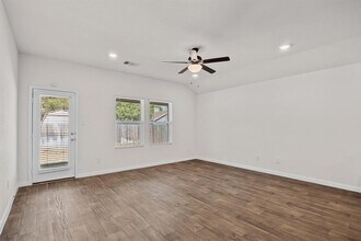 1331 Camden Ln in Lockhart, TX - Building Photo - Building Photo
