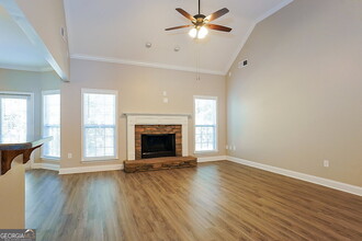 215 Village Park Dr in Newnan, GA - Foto de edificio - Building Photo