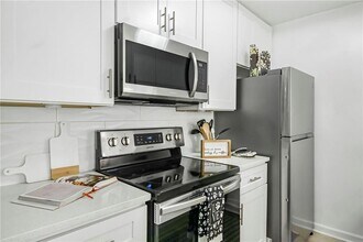 28303 Plantation Dr NE in Atlanta, GA - Building Photo - Building Photo