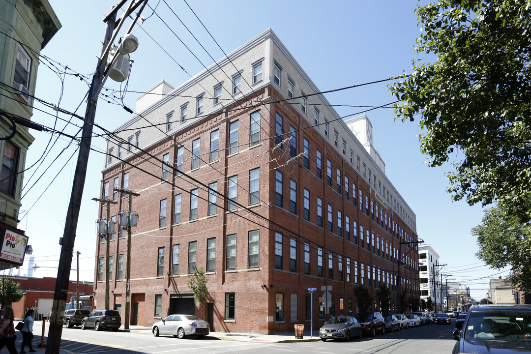 The Hudson Lofts in West New York, NJ - Foto de edificio