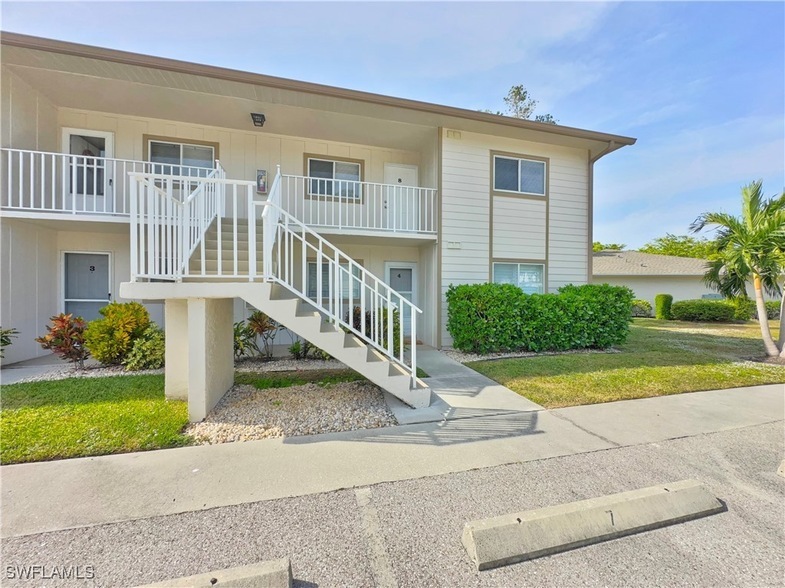 2350 Naples Trace Cir, Unit 8 in Naples, FL - Building Photo