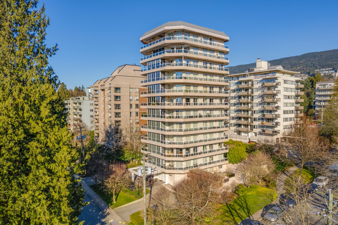 1717 Duchess Ave in West Vancouver, BC - Building Photo