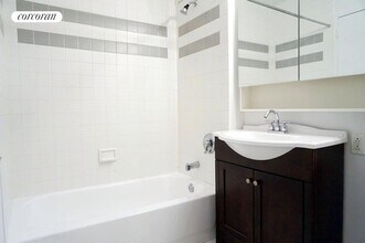 225 8th Ave in New York, NY - Building Photo - Building Photo