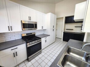 80 N Lucas Ct in Thousand Oaks, CA - Foto de edificio - Building Photo