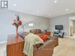 292 Hillside Dr in Mississauga, ON - Building Photo - Building Photo