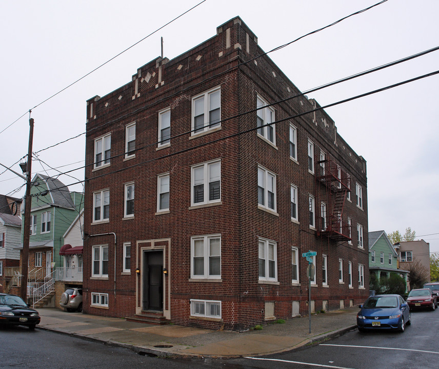 79 W 47th St in Bayonne, NJ - Building Photo