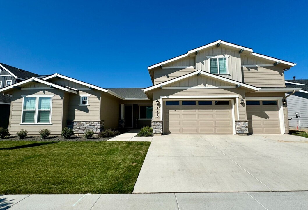 1796 W Roper St in Middleton, ID - Foto de edificio