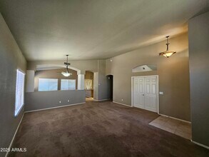 1283 E Tradewind Dr in Gilbert, AZ - Foto de edificio - Building Photo