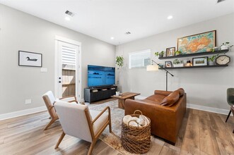 1209 W Tidwell Rd in Houston, TX - Building Photo - Building Photo