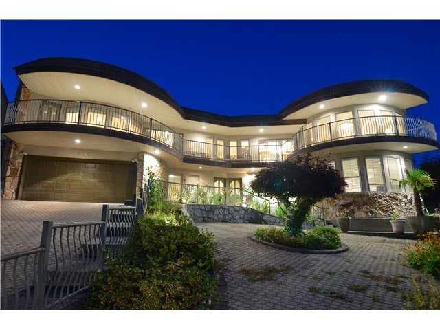 1359 Whitby Rd in West Vancouver, BC - Building Photo