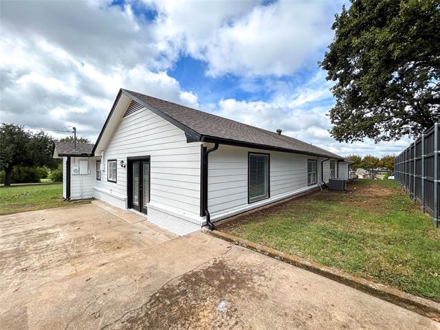 300 Sanders Rd in Denton, TX - Building Photo