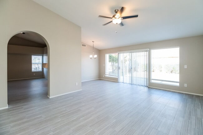 8014 W Aster Dr in Peoria, AZ - Foto de edificio - Building Photo