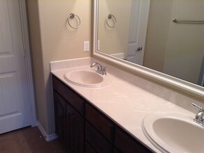 5040 Britton Ridge Ln in Fort Worth, TX - Foto de edificio - Building Photo