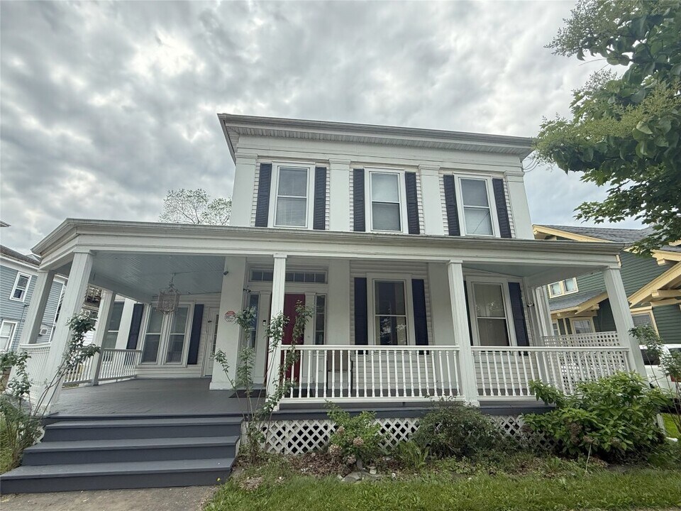 104 Nanticoke Ave in Endicott, NY - Building Photo