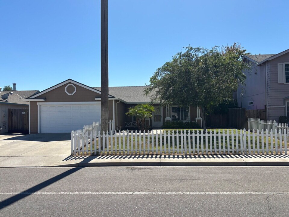 921 Balsam Dr in Newman, CA - Building Photo