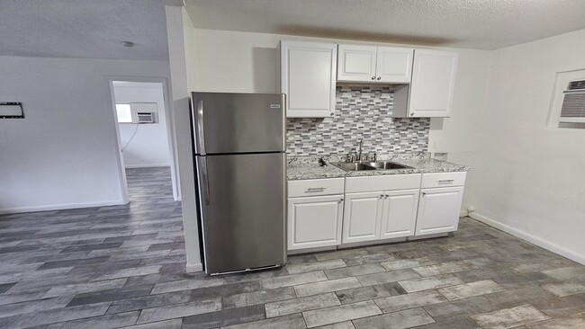 907 N 20th St in Fort Pierce, FL - Foto de edificio - Building Photo