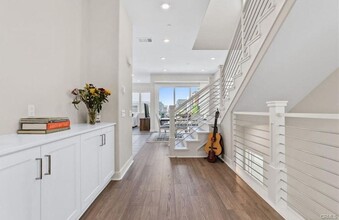 139 Rondo in Irvine, CA - Foto de edificio - Building Photo