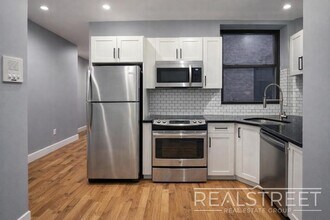 1 Bed W. Tons of Space in Crown Heights! in Brooklyn, NY - Foto de edificio - Building Photo