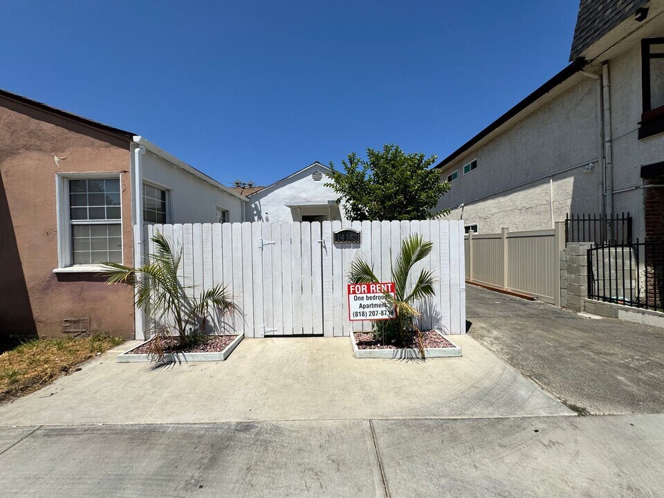14143 Victory Blvd in Los Angeles, CA - Building Photo