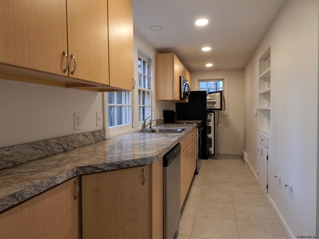 590 N Broadway in Saratoga Springs, NY - Building Photo - Building Photo