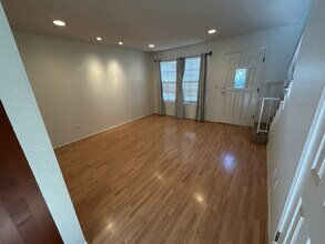 205 Violet Ave in Monrovia, CA - Foto de edificio - Building Photo