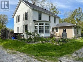 1 Catering Rd in Georgina, ON - Building Photo