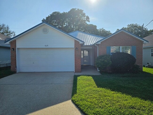 906 Lauderhill Ln in Fort Walton Beach, FL - Foto de edificio - Building Photo