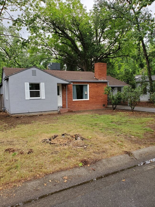 674 Loma St in Redding, CA - Building Photo - Building Photo
