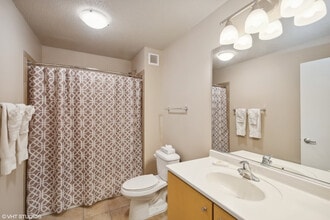 225 N Columbus Dr in Chicago, IL - Building Photo - Building Photo