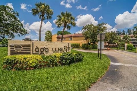 400 Commodore Dr in Plantation, FL - Building Photo