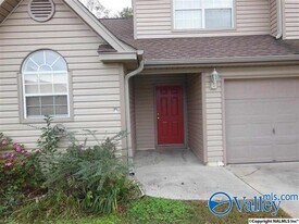 2604 Autumn Ridge Dr SW in Huntsville, AL - Building Photo