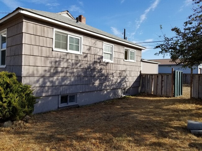 106 E St NE in Ephrata, WA - Building Photo - Building Photo