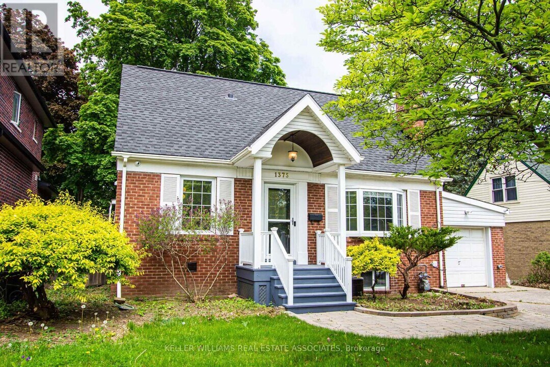 1375 Applewood Rd in Mississauga, ON - Building Photo