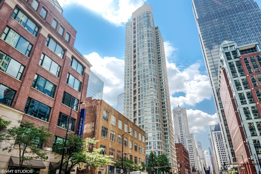 345 N La Salle Dr, Unit 2602 in Chicago, IL - Building Photo