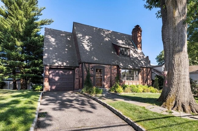 140 Park Dr in Eastchester, NY - Building Photo - Building Photo