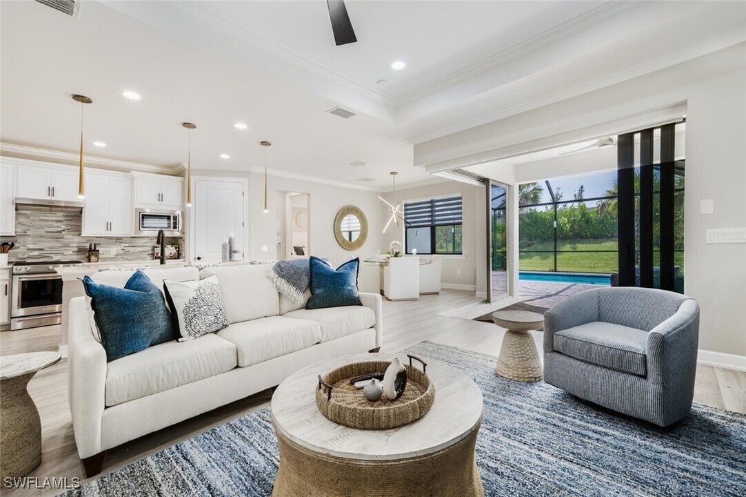 6754 Pennyroyal Dr in Naples, FL - Building Photo