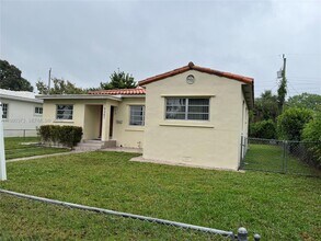 6261 NW 40th St in Virginia Gardens, FL - Building Photo - Building Photo
