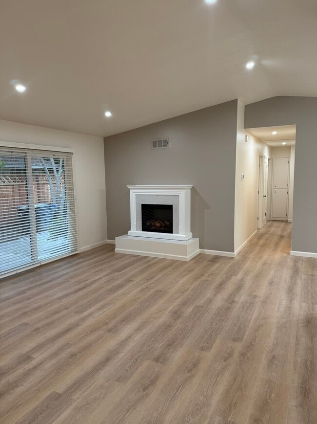 1677 Canary Dr in Sunnyvale, CA - Foto de edificio - Building Photo