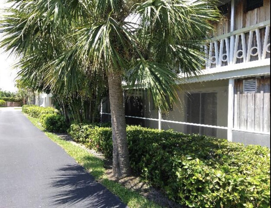 510 Lake Shore Dr in West Palm Beach, FL - Building Photo