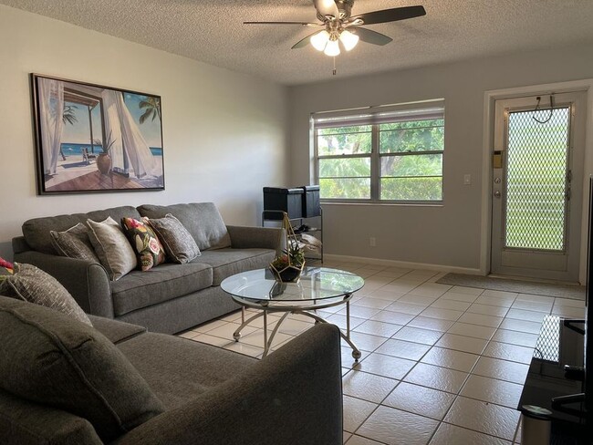 305 Windsor N, Unit Recently updated 2-bedroo in West Palm Beach, FL - Building Photo - Building Photo