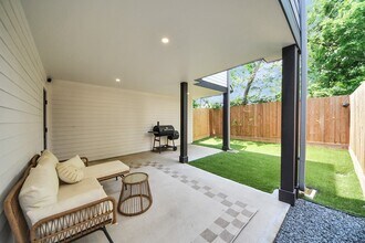 2211 Staples St in Houston, TX - Building Photo - Building Photo