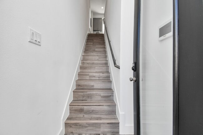 property at 2007 Laverne Holw Ln