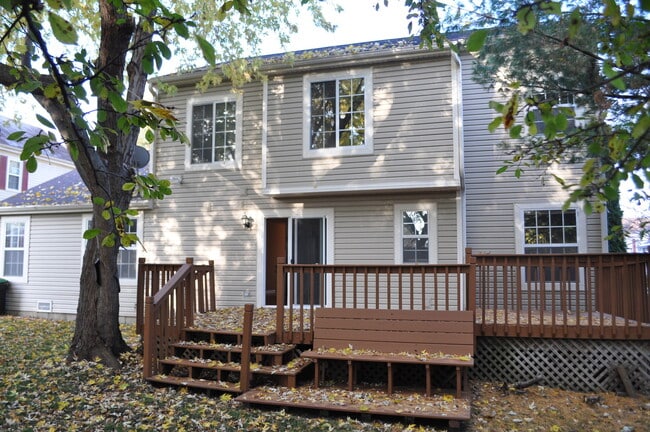 15 Whispering Dr in Streamwood, IL - Building Photo - Building Photo