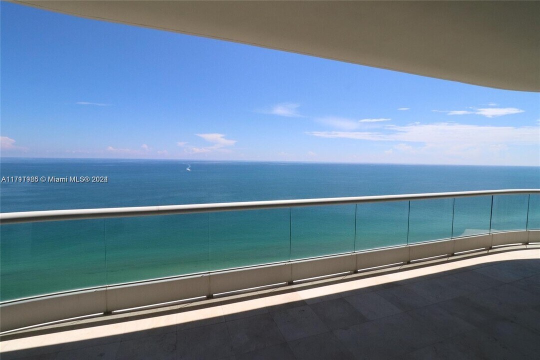 16047 Collins Ave, Unit 2403 in Sunny Isles Beach, FL - Building Photo