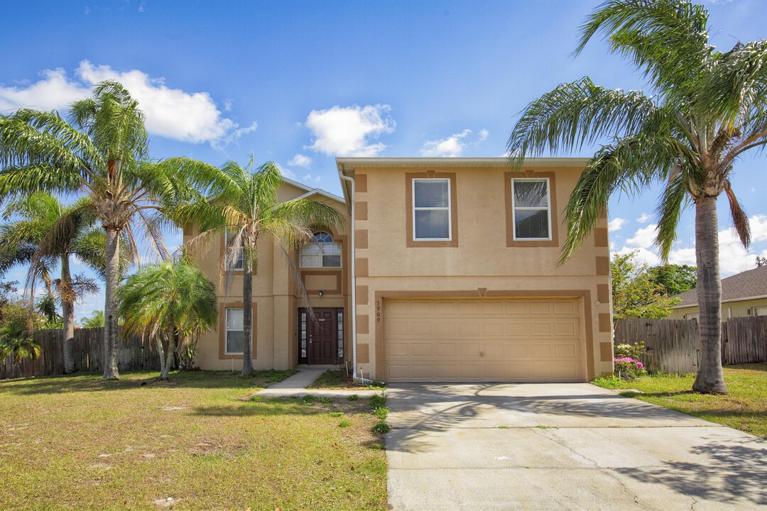 1909 Maury Rd in St. Cloud, FL - Building Photo