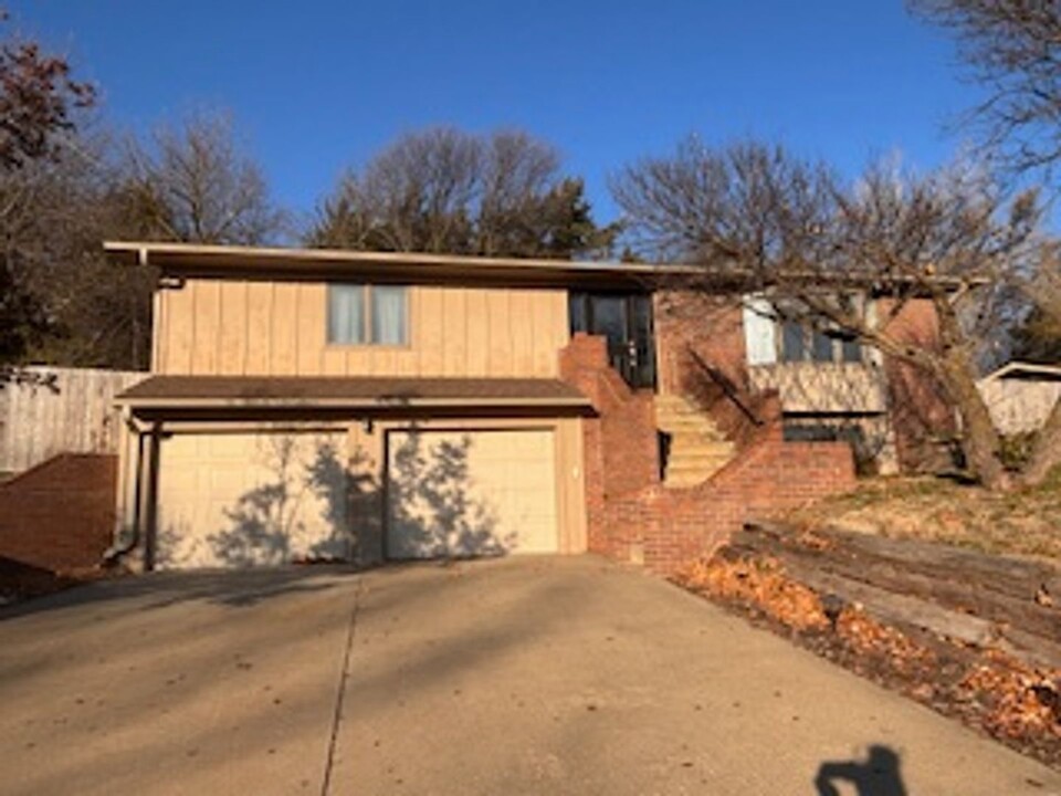 709 Ridgewood Dr in Manhattan, KS - Building Photo