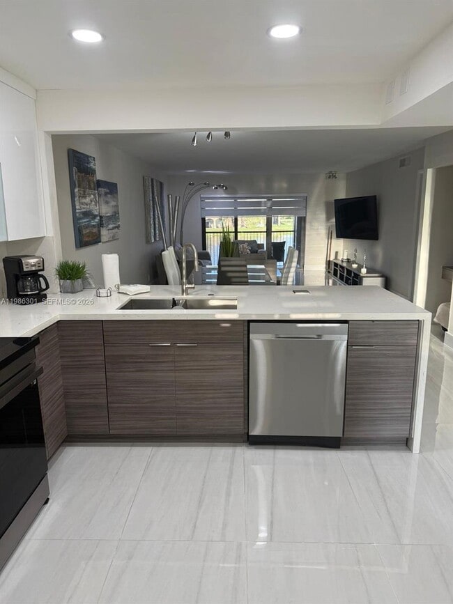 436 Lakeview Dr in Weston, FL - Building Photo - Building Photo