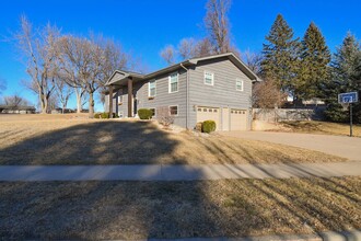 1801 E Otonka Ridge in Sioux Falls, SD - Building Photo - Building Photo